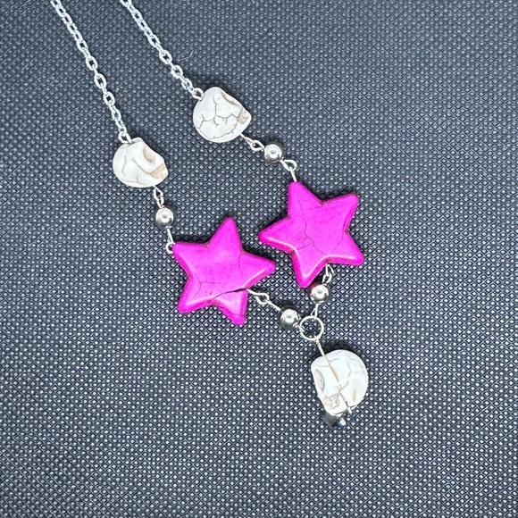 Howlite skull and fuchsia stars necklace handmade long - Picture 4 of 6